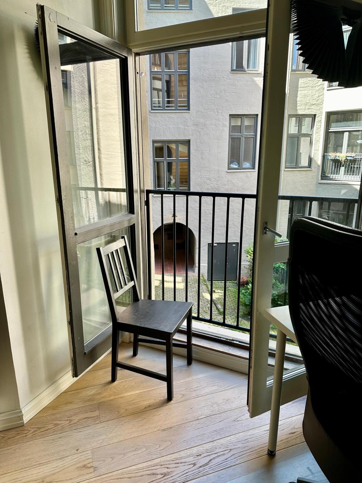 Classical 3 Bedroom, 2 Bath, Minutes From Royal Palace, Main Shopping Street, Restaurants & Downtown Oslo Luaran gambar