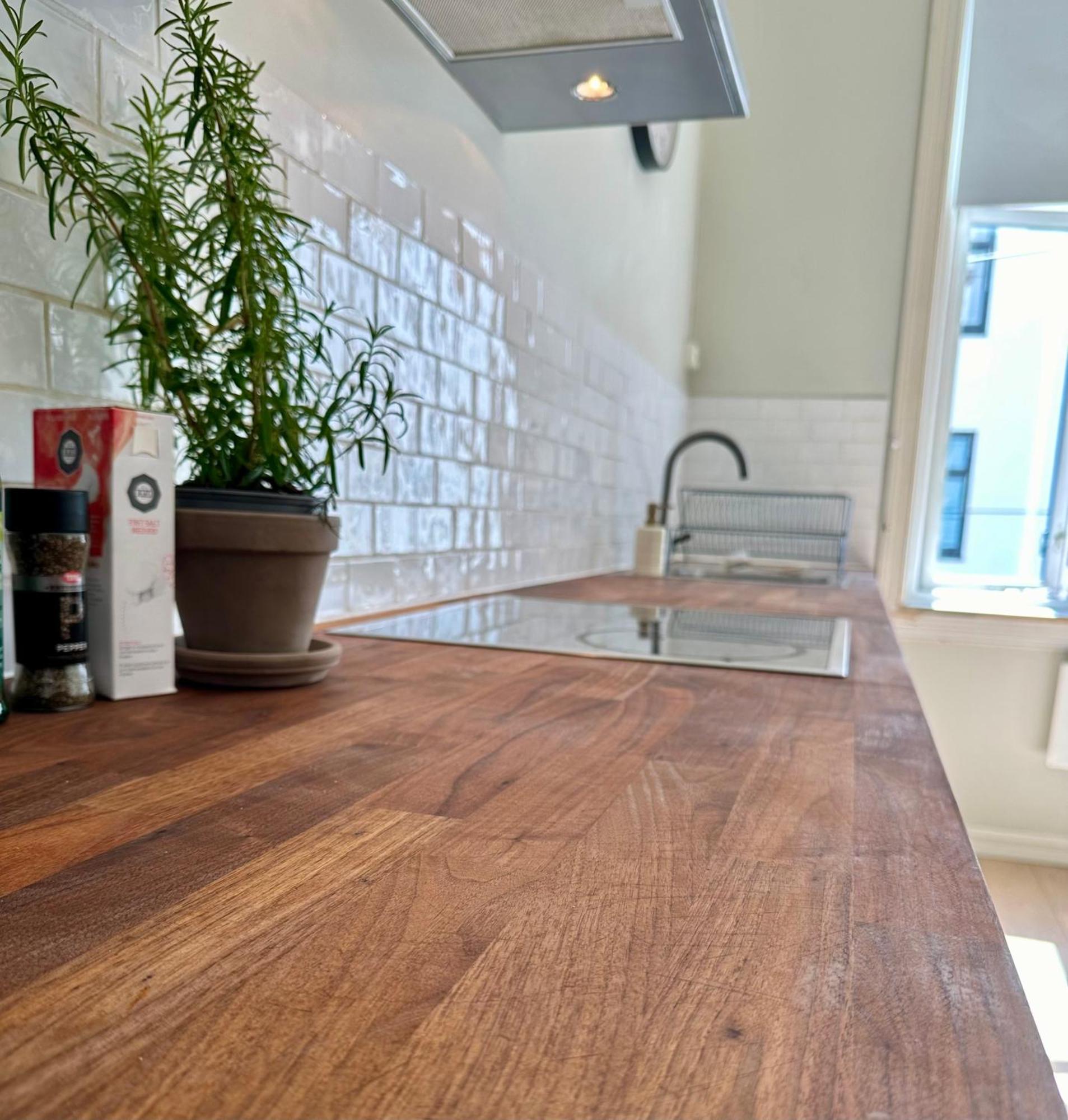 Classical 3 Bedroom, 2 Bath, Minutes From Royal Palace, Main Shopping Street, Restaurants & Downtown Oslo Luaran gambar